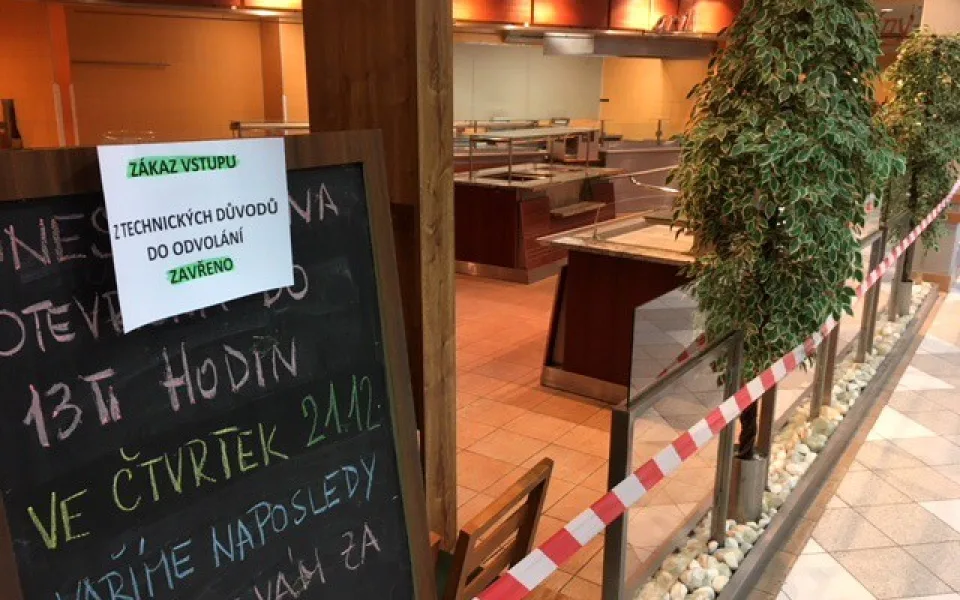 Zavřená jídelna v Albertu.