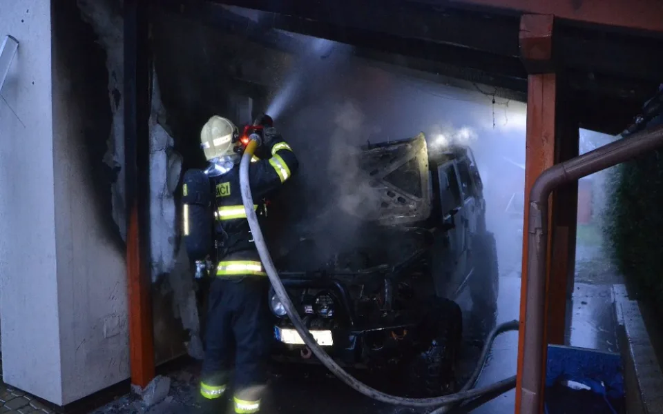 Zkrat autobaterie způsobil milionovou škodu. Auto lehlo popelem, požár poškodil i dům.