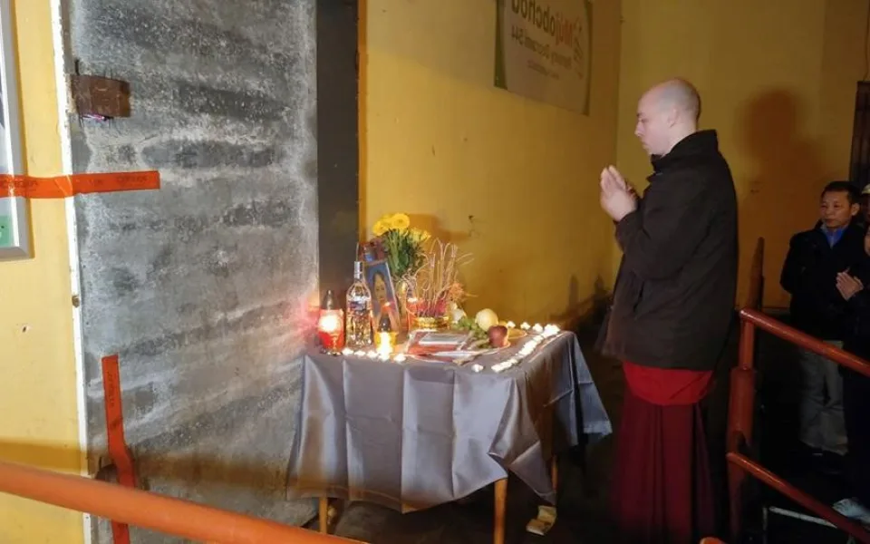 Vietnamská komunita se v pátek večer sešla u vratislavické večerky. Vzpomněli na brutálně ubodanou ženu.
