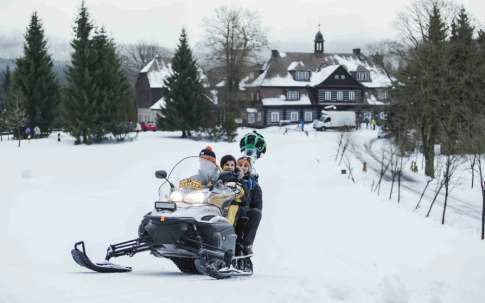 Trať Padesátky projel skútr s přístrojem Street View Trekker