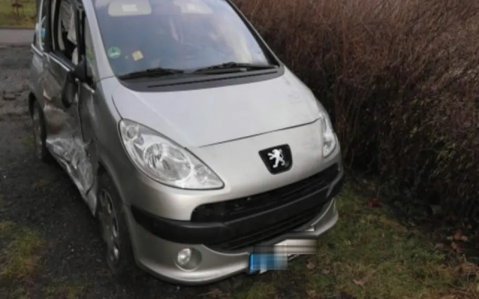 Bouraný peugeot, ve kterém si chtěl zloděj prý dobít mobil