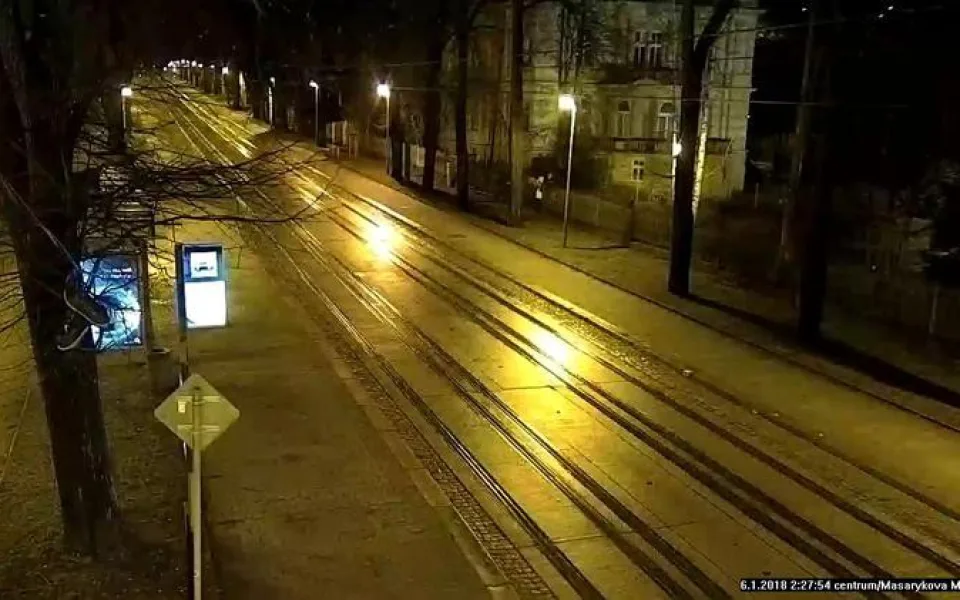 Vandalové se vyřádili na lampách, celou dobu je sledovala kamera městské policie.