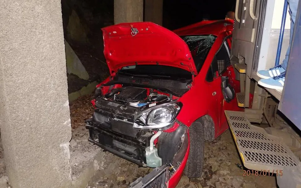 Střet vlaku a osobního automobilu se obešel bez zranění, řidič nadýchal skoro promile.