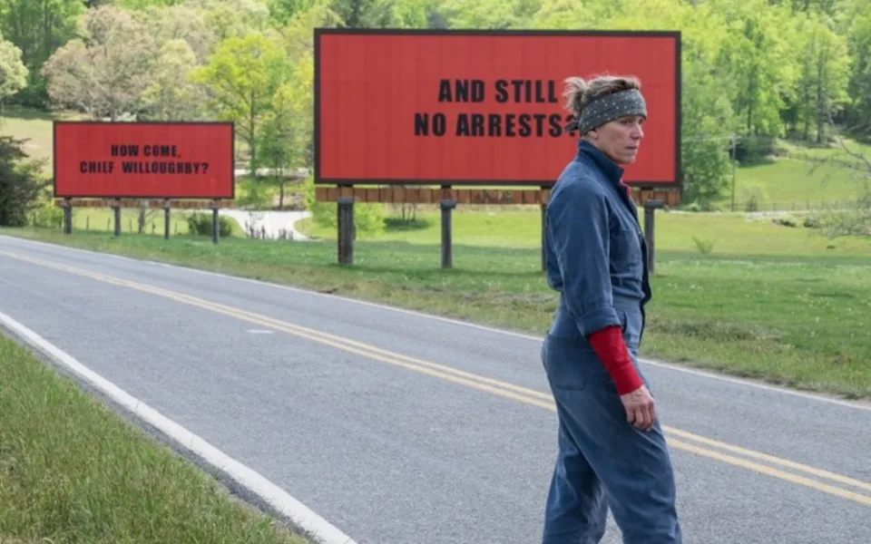 Tři billboardy kousek za Ebbingem.