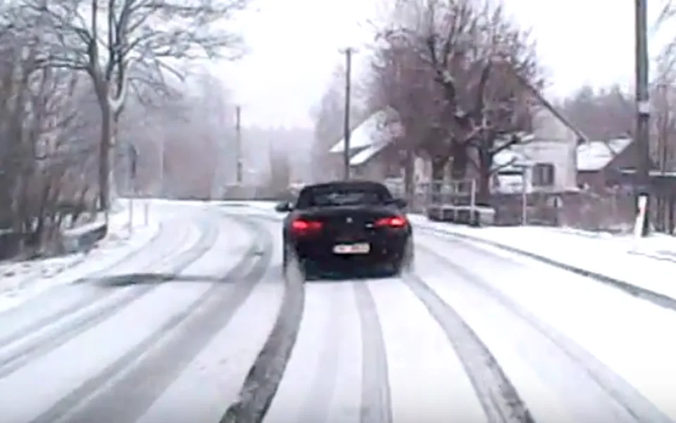 Ujíždějící BMW.