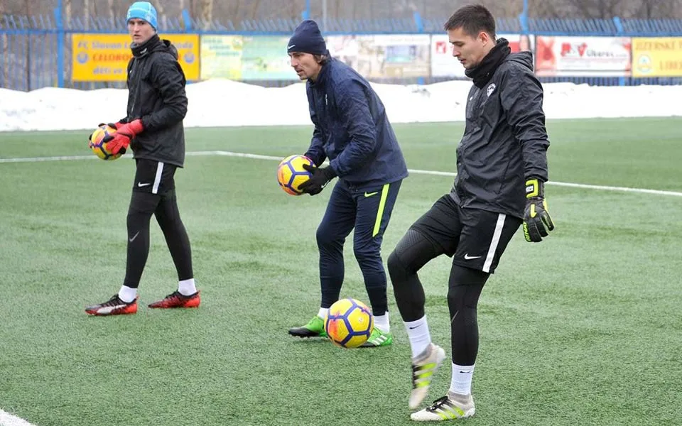 Nový brankářský tým. Vlevo mladík Hasalík, uprostřed trenér Čech a vpravo Nguyen z Vlašimi.