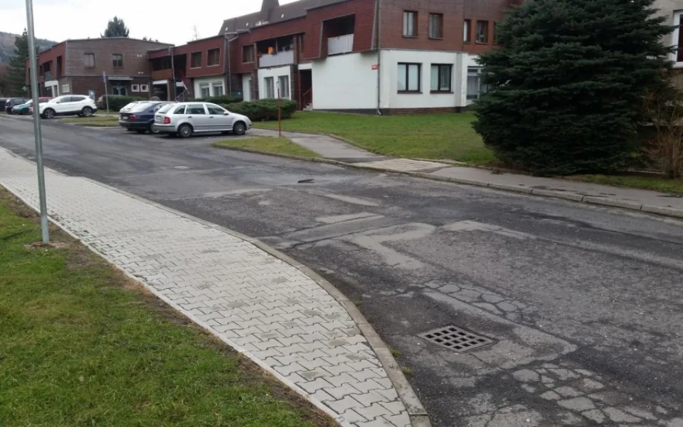 Policisté našli ležícího muže u zdravotního střediska.
