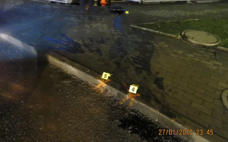 Řidič Fabie narazil do brány OC Forum a ujel