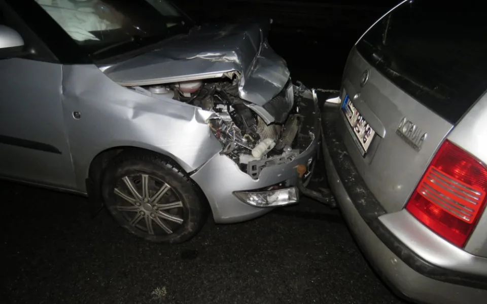Policie hledá svědky řetězové nehody na výpadovce z Liberce.