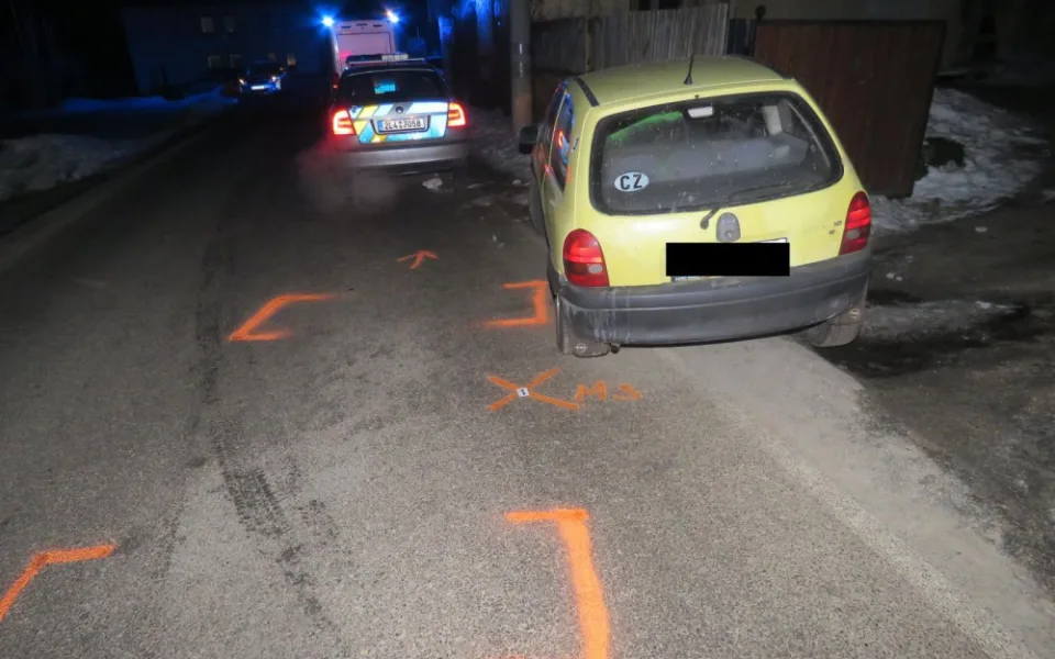 Zfetovaný řidič ujížděl policejní hlídce, honičku ukončil střet se služebním autem.