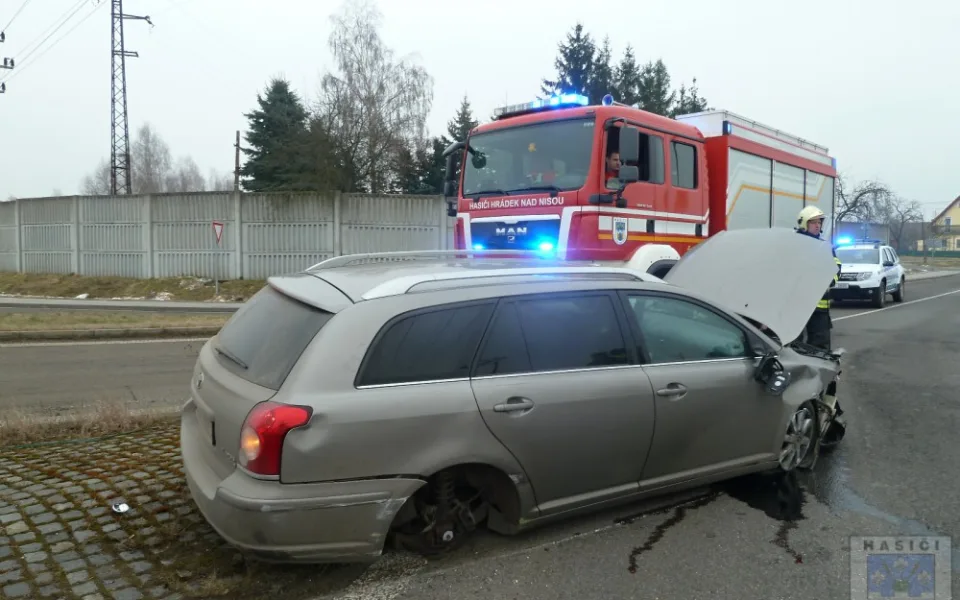 Řidič havaroval na kruhovém objezdu v Hrádku. Při nehodě utrhl kola svého auta.