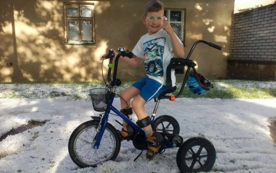 Tygři pomohou svému malému fanouškovi po dětské mozkové obrně.