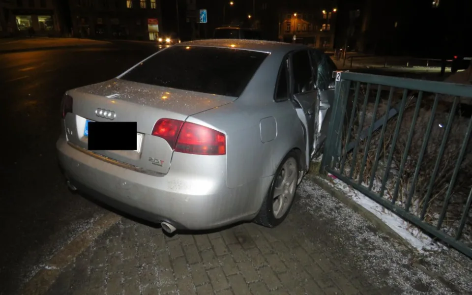 Řidič Audi nezvládl řízení na namrzlé silnici a havaroval, spolujezdkyně se zranila.