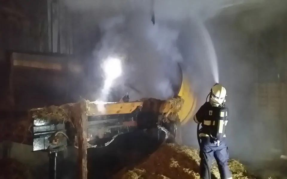 Požár v areálu ekologické farmy Holany.