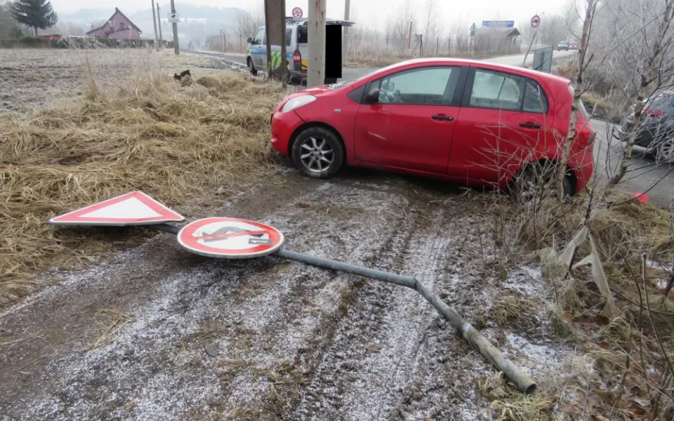 Řidička vyjela mimo silnici.