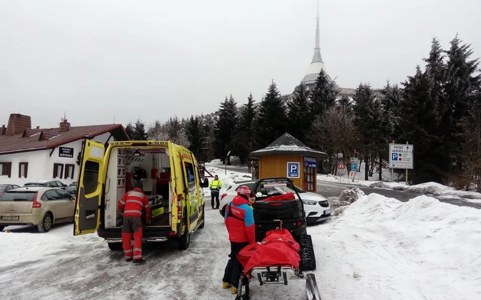 Na Ještědu se zranila snowboardistka.