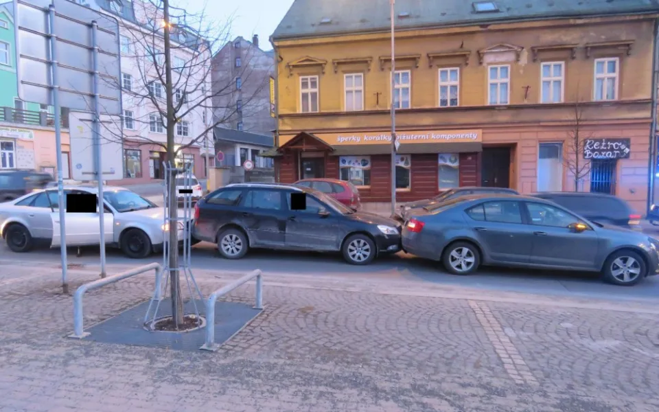 Řidič nedobrzdil a narazil do Octavie stojící před ním. Škodovku posunul na další auto.