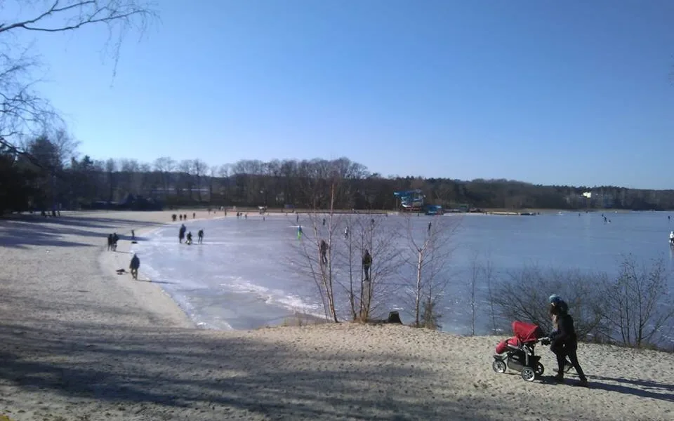 Máchovo jezero zamrzlo, v přístavišti rozbíjejí led kolem lodí.
