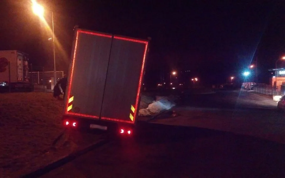Opilý řidič nákladního automobilu havaroval, poté se zkoušel ukrýt před strážníky.