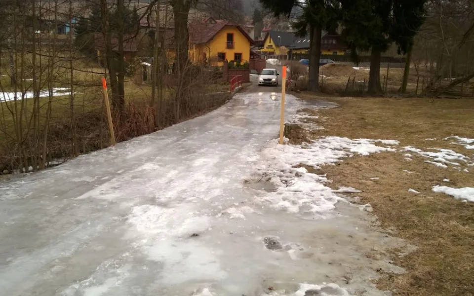 Řidiče trápí na několika místech ledové plotny. Voda zamrzla v propustcích a nemá kam odtékat