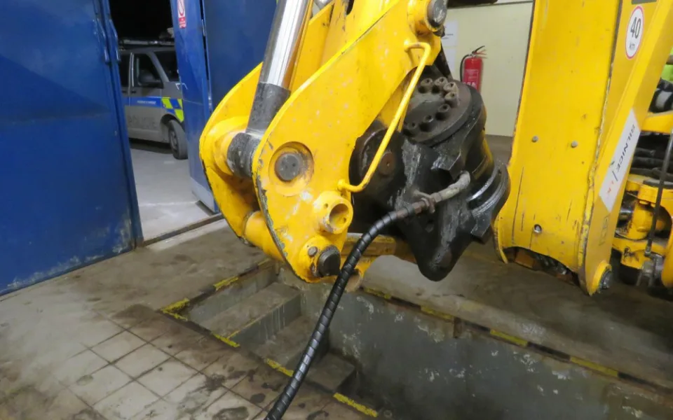 Hydraulickou rukou zavadil o betonový sloup.
