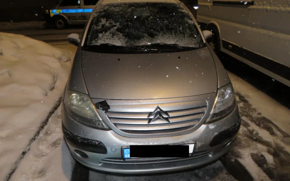 Policie se dojela domů pro řidiče, který v úterý srazil chodkyni a odjel z místa nehody.