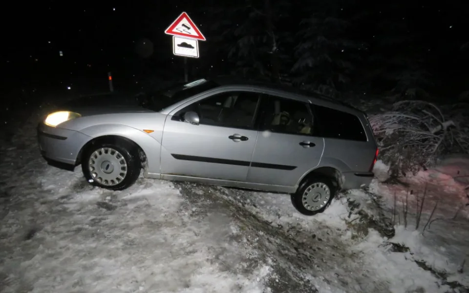 Řidič dostal smyk a narazil do značky Nebezpečí smyku.