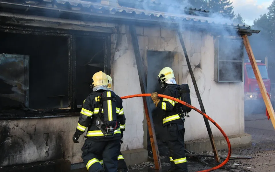Požár autolakovny zaměstnal více než čtyři desítky hasičů.