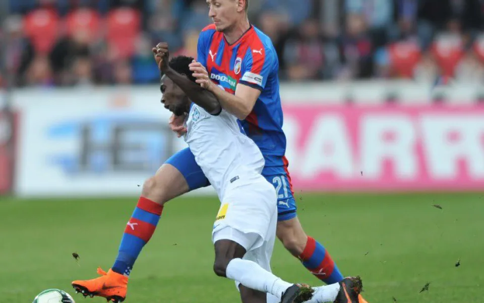 Slovan obral o body vedoucí Plzeň. V Doosan Aréně remizoval 2:2.