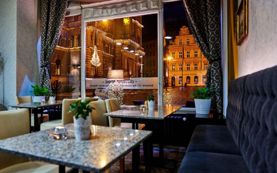 Cafe Praha je tu pro vás každý den, od rána do večera. Nechte se hýčkat.