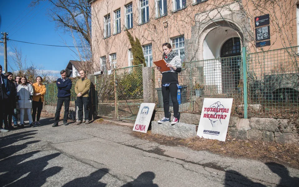 Studenti vyšli ze škol s transparenty, aby podpořili výzvu #VyjdiVen.