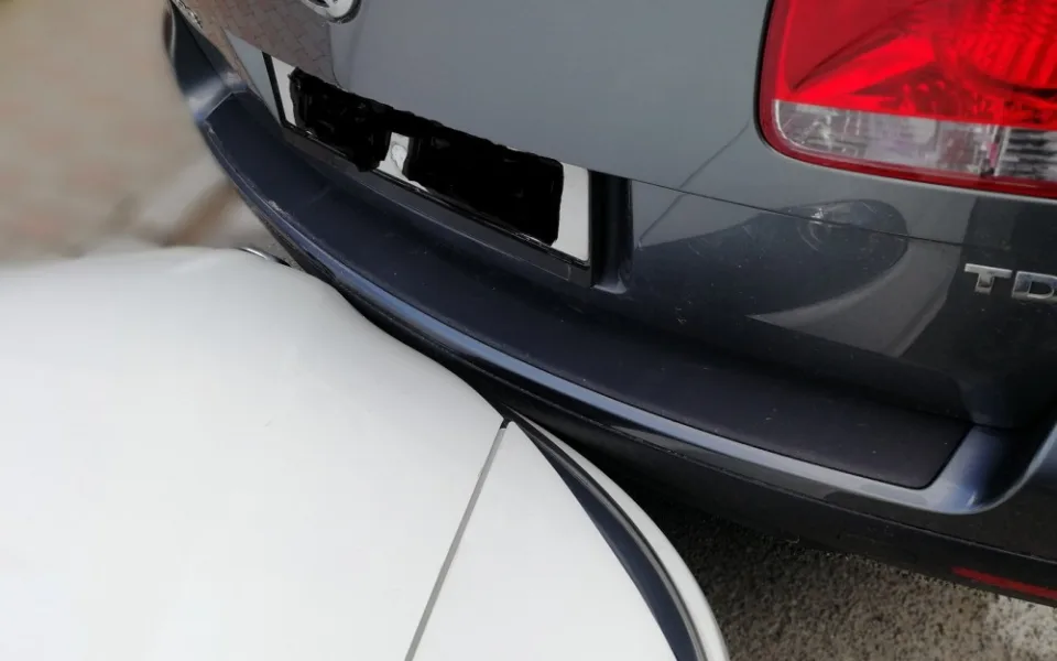 Strážníky přivolal zoufalý řidič, odjezd z parkoviště mu znemožnilo jiné auto.