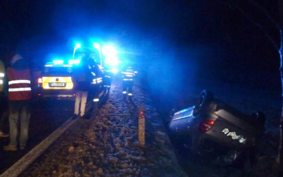 Další nehoda u Jítravy. Osobní automobil skončil na střeše.