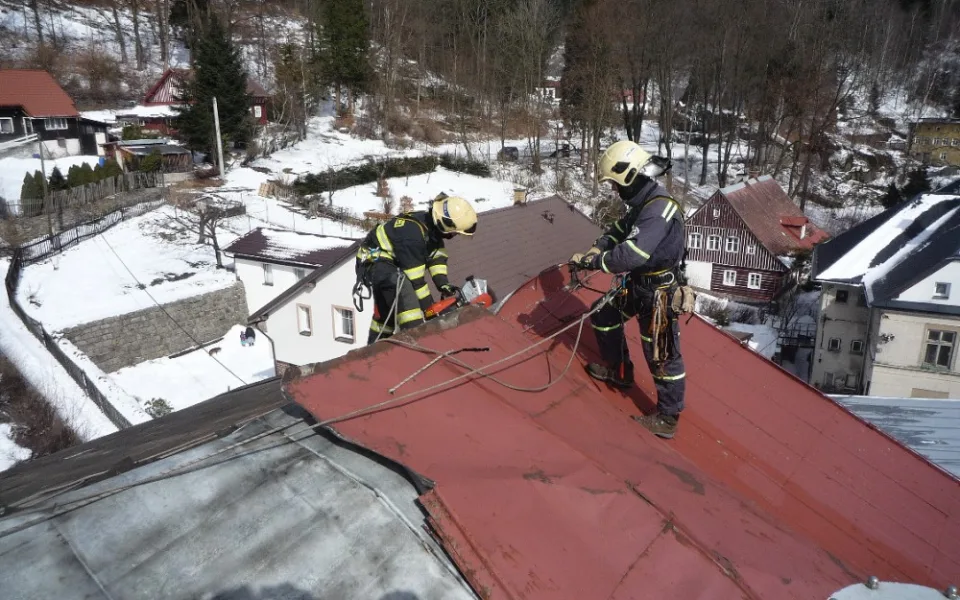 Hasiči při zásahu v Desné.