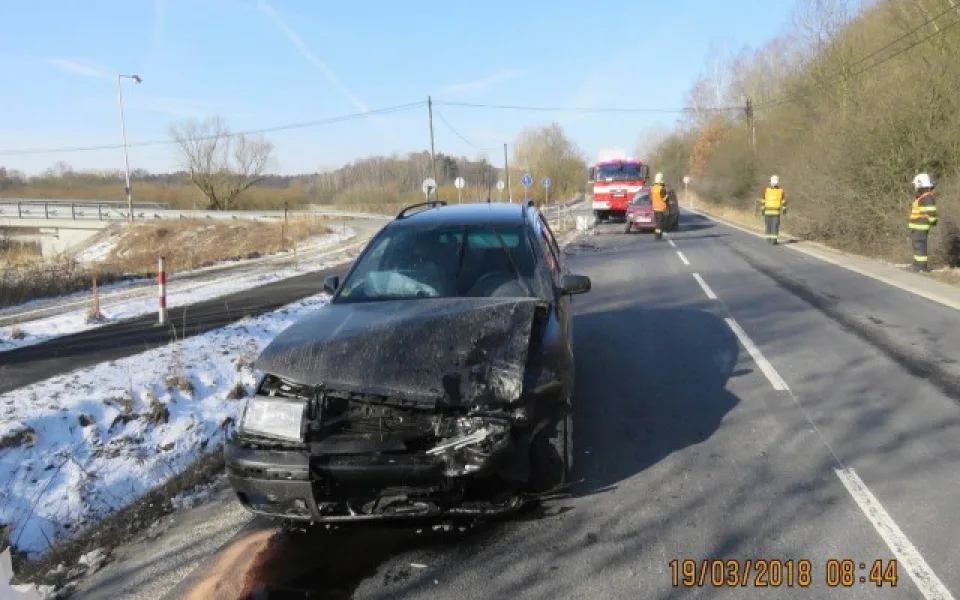 Senior usnul za volantem Dacie, přejel do protisměru a narazil do protijedoucího auta.