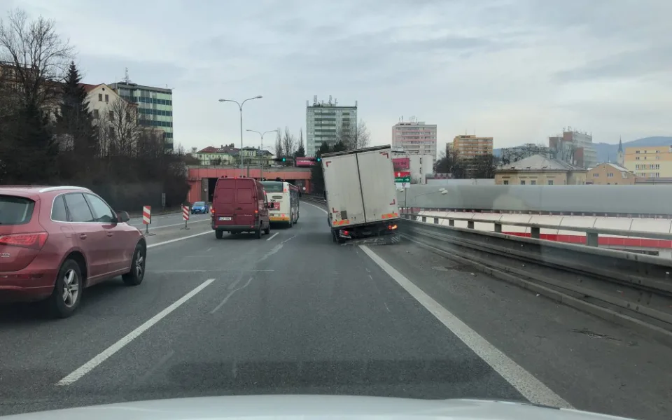Nehoda nákladního auta.