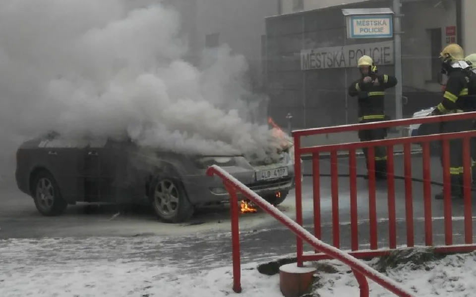 Strážnice vytáhla řidiče z hořícího auta, ten nadýchal více než čtyři promile.