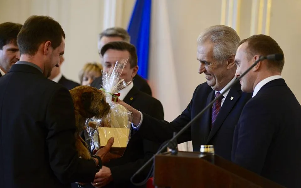 Záchranářské kříže dostala učitelka i zachránci psa. Jedním z nich je reportér Ivan Berka.