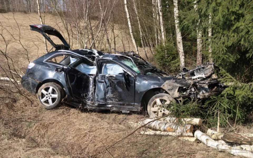 Policisté naháněli řidiče v kradeném autě. Honičku po sedmi kilometrech ukončila nehoda.