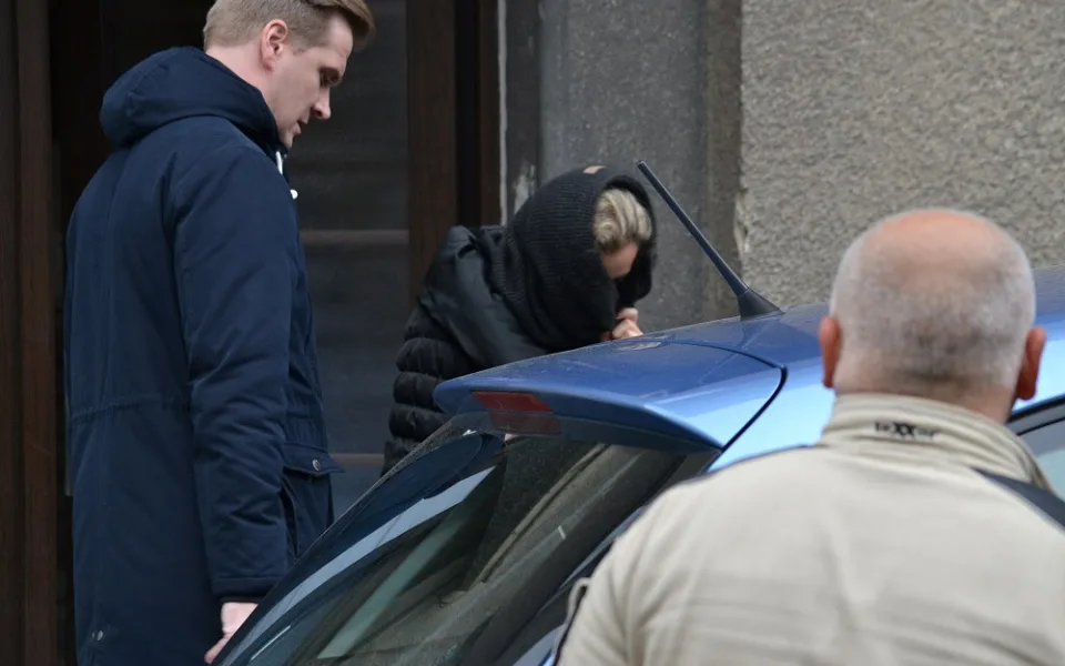 Policisté odváží údajnou útočnici.