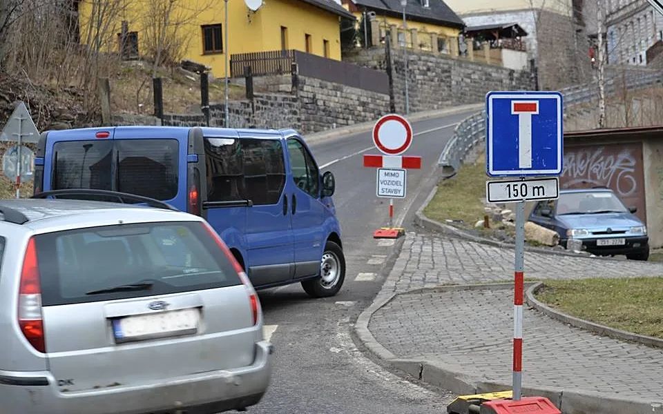 Ulice U Lomu je opět zavřená.