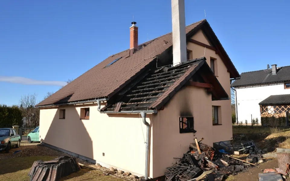 Dům po požáru.
