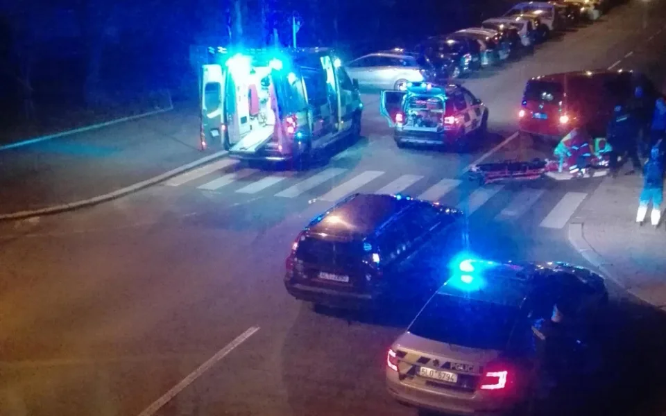 Vážná nehoda v Pavlovicích. Dodávka těžce poranila chodkyni přecházející po přechodu.