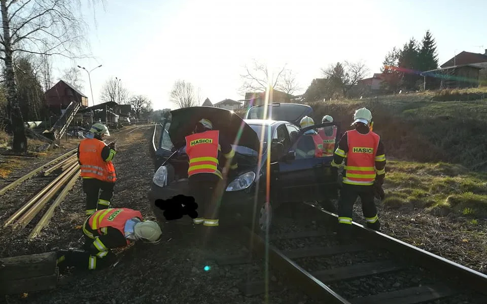 Opilý řidič zastavil železniční dopravu na Frýdlantsku. Se svým autem uvízl v kolejišti.