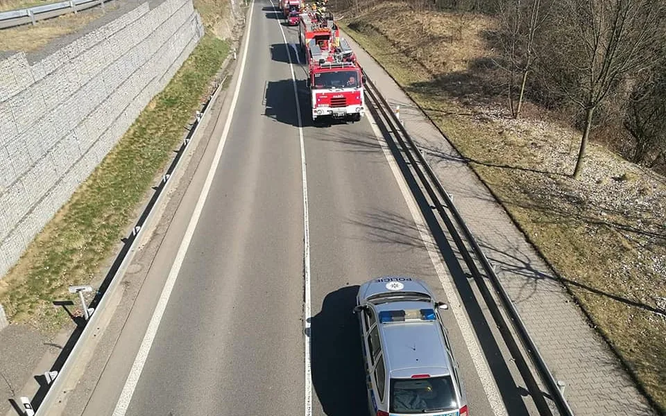 Požár stráně u hlavní silnice v Dolánkách zaměstnal hasiče z Turnovska.