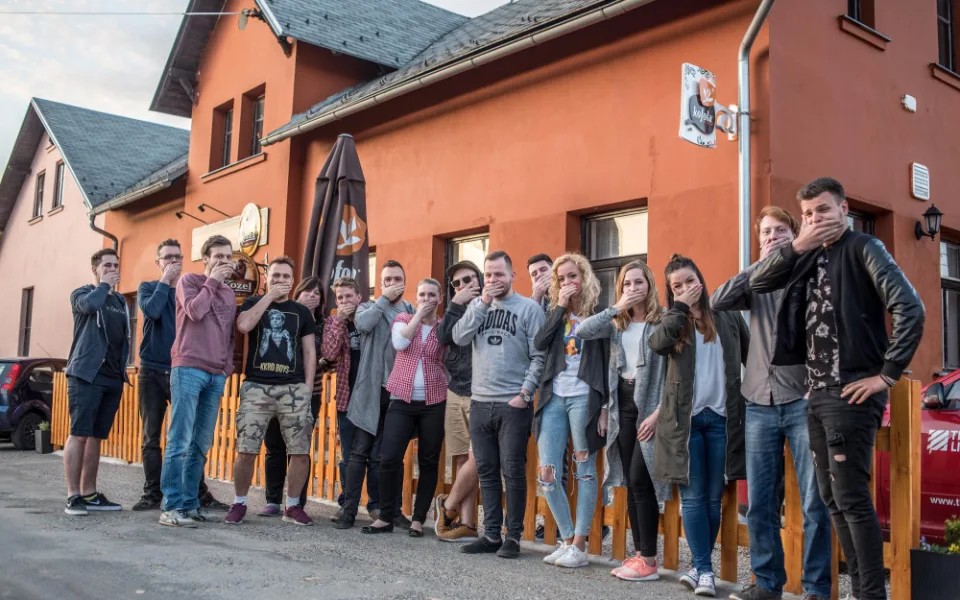 Redakční tým Drbny na výletě v Dolní Suché.