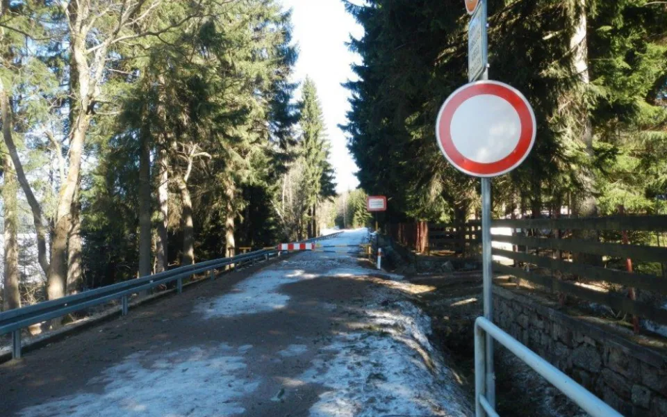 Silnice přes Souš.