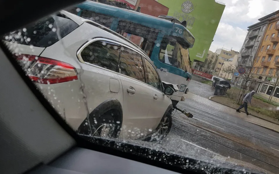 Nehoda tramvaje s autem.