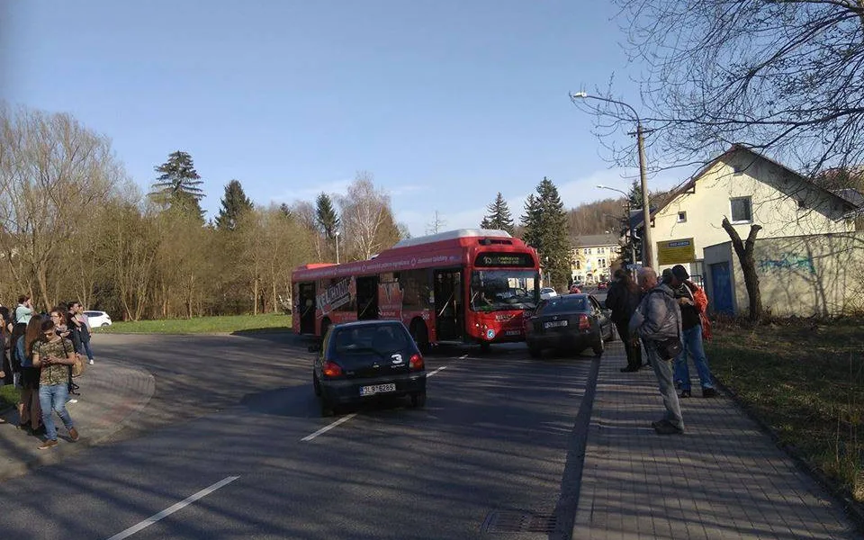 U vysokoškolských kolejí boural autobus, jeden cestující se zranil.