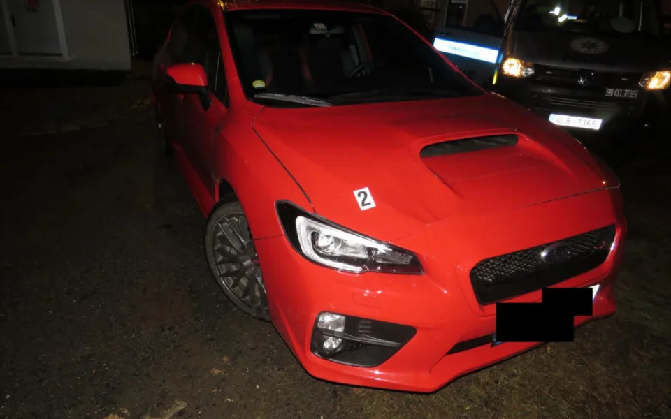 Chodkyně vkročila přímo před rozjeté auto, policie řeší jestli byla na přechodu pro chodce.